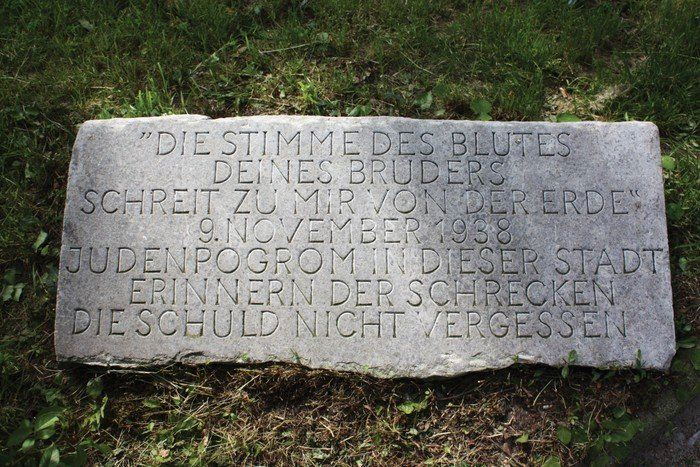 Erinnern - Nicht vergessen. Gedenkstein vor der Hochmeisterkirche zur Erinnerung an die Reichpogromnacht von 1938.
