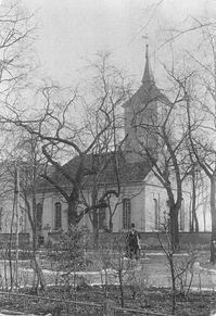 Die alte Kirche von Wilmersdorf hinter den Ulmen der Wilhelmsaue