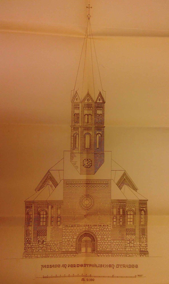 Skizze der Fassadenansicht für die neue Kirche mit Portalinschrift »Allein Gott in der Höh sei Ehr«. Die Turmkonstruktion wurde schließlich leicht verändert.