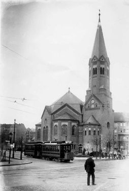 Hochmeisterkirche mit Straßenbahn in der Paulsborner Str.