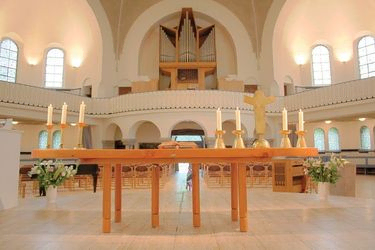 Blick vom Altar auf die Orgelempore